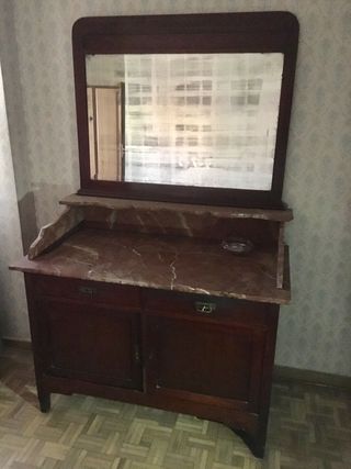 Coqueta antigua con espejo y mármol