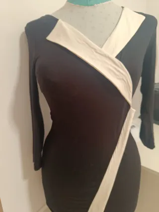 Vestido negro y beige elegante