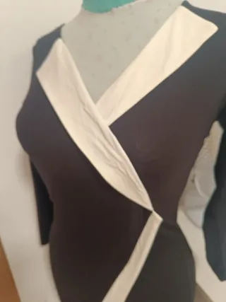 Vestido negro y beige elegante