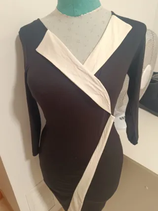 Vestido negro y beige elegante