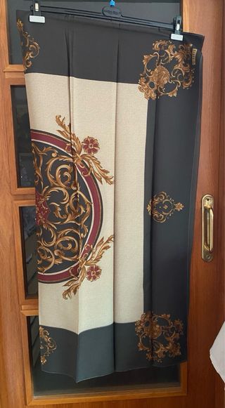 Foulard Beige y Dorado con Diseño Barroco