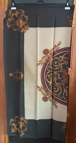 Foulard Beige y Dorado con Diseño Barroco