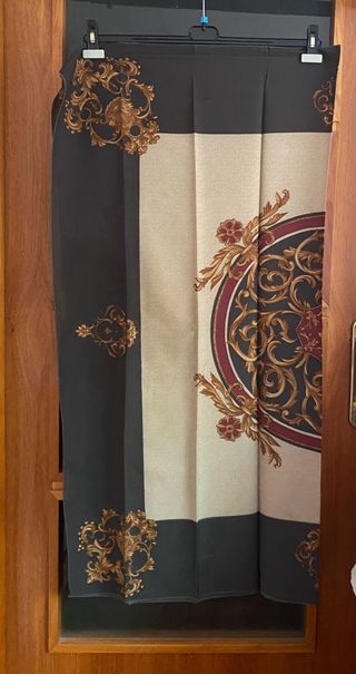 Foulard Beige y Dorado con Diseño Barroco