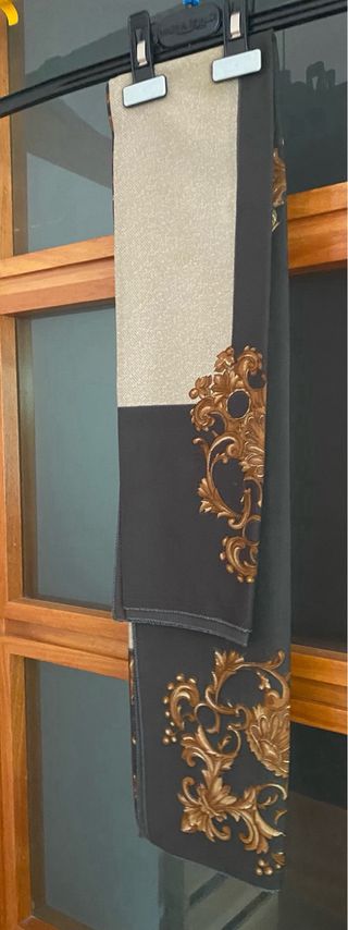 Foulard Beige y Dorado con Diseño Barroco