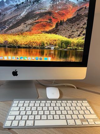 iMac 27 2011 Plata con magic mouse y keyboard
