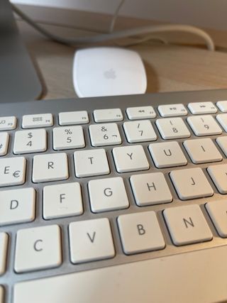 iMac 27 2011 Plata con magic mouse y keyboard