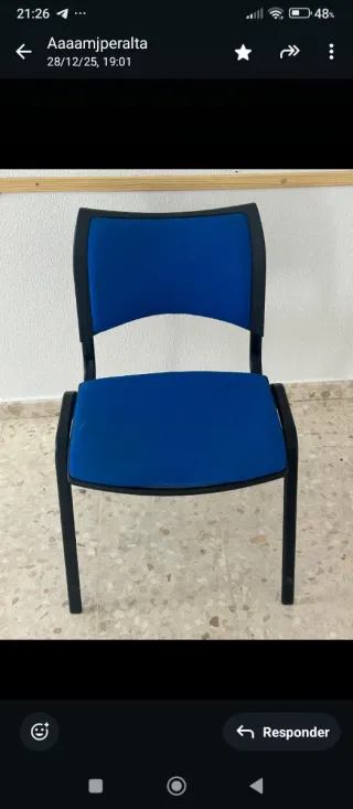 Sillas de oficina azules y negras