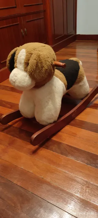 Perro balancín madera y peluche
