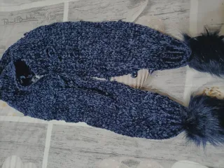 Sciarpa blu con pompon