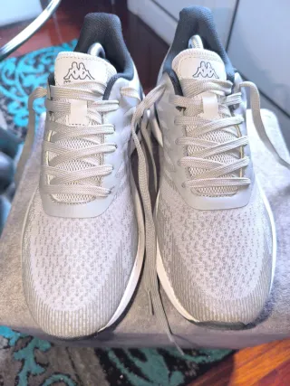 Zapatillas Kappa grises y blancas