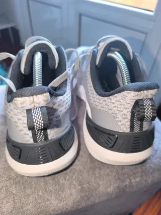 Zapatillas Kappa grises y blancas