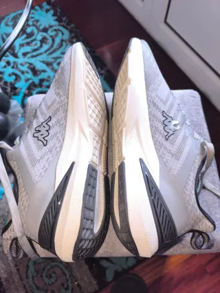 Zapatillas Kappa grises y blancas