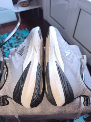 Zapatillas Kappa grises y blancas