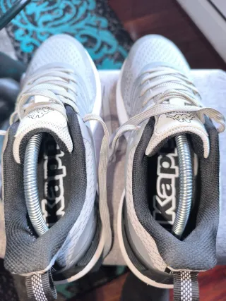 Zapatillas Kappa grises y blancas