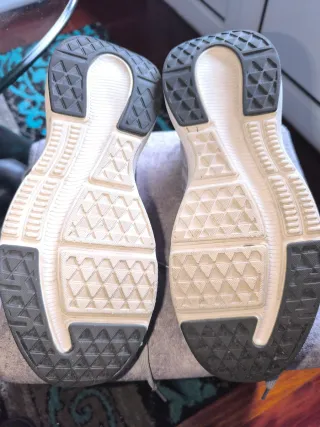 Zapatillas Kappa grises y blancas