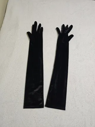 Elegantes guantes largos de terciopelo negro