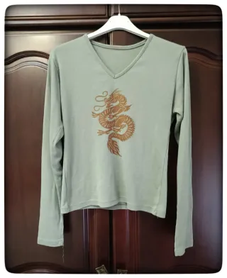 Camiseta verde con estampado de dragón