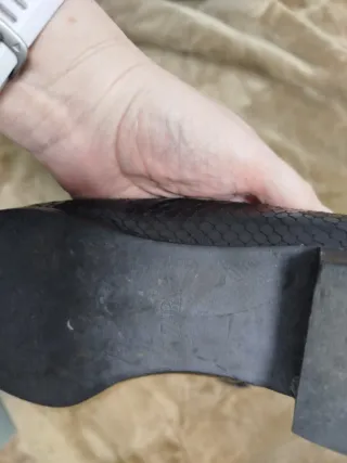 Zapatos negros con cadena dorada