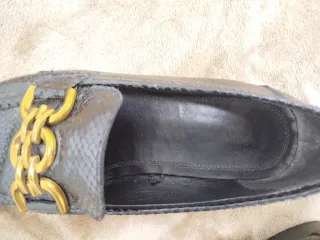 Zapatos negros con cadena dorada