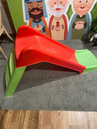 Tobogán infantil rojo y verde