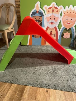 Tobogán infantil rojo y verde