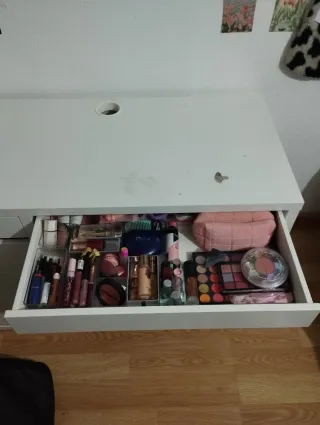 Mesa de escritorio blanca con cajones