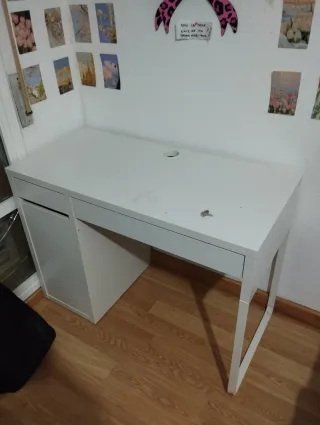 Mesa de escritorio blanca con cajones