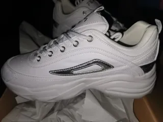 Zapatillas Fila Blancas y Plateadas Talla 41