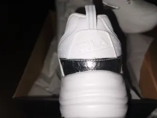 Zapatillas Fila Blancas y Plateadas Talla 41