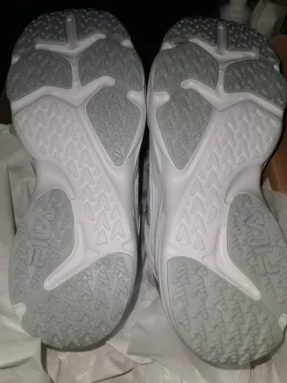 Zapatillas Fila Blancas y Plateadas Talla 41