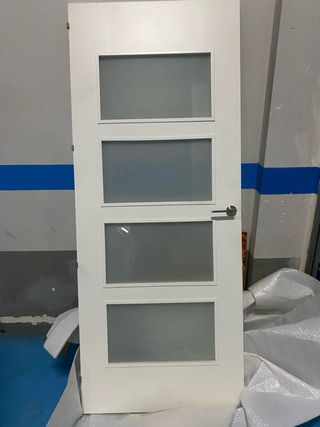 Puerta blanca con cristales