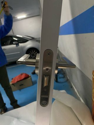 Puerta blanca con cristales