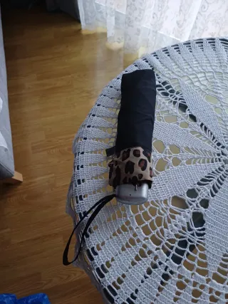 Paraguas plegable negro y estampado