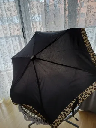 Paraguas plegable negro y estampado