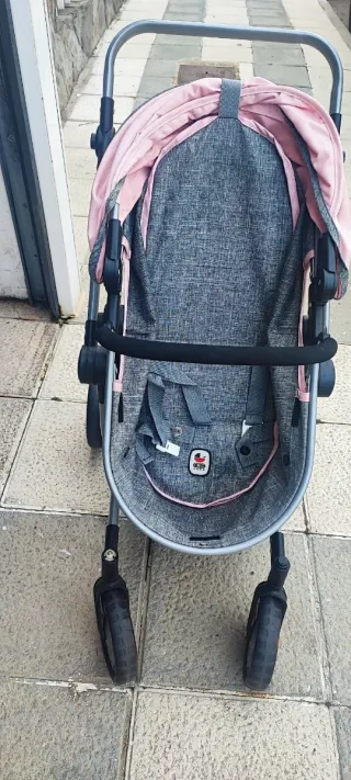 Carrito de bebé de juguete rosa