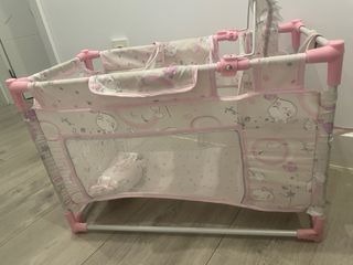 Cuna de juguete para muñecas