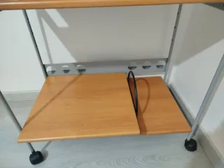 Escritorio con ruedas madera y metal.