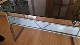 Mesa de cristal y metal