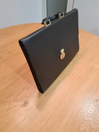 Maletín de piel negro