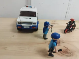 Playmobil: Coche patrulla, policía, perro y ladrón