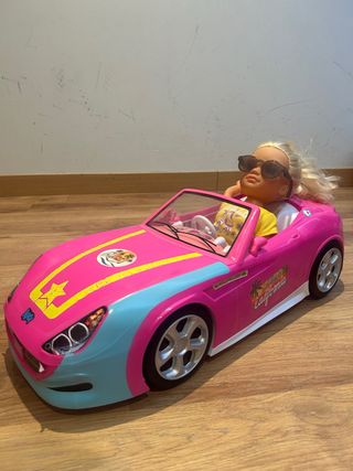 Nancy patinadora con coche rosa