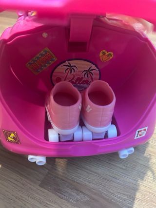 Nancy patinadora con coche rosa