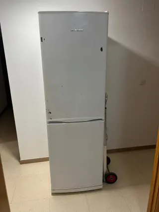 Nevera blanca con cajones