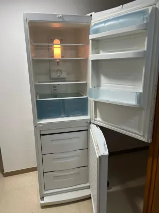 Nevera blanca con cajones