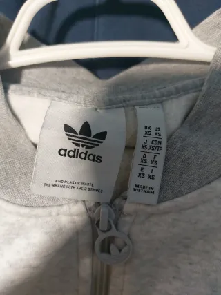 Chaqueta Adidas gris cremallera