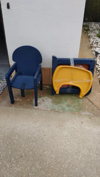 Silla de comer infantil azul y bandeja