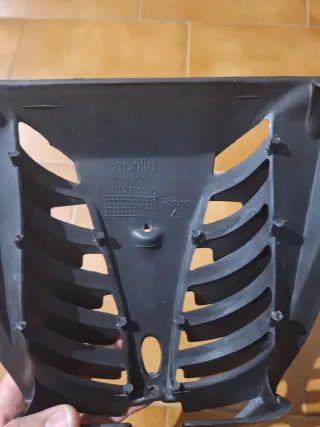 Rejilla frontal Aprilia SR50 Negro Brillo