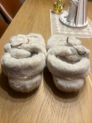 Sandalias pelo con hebillas