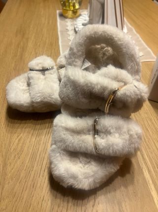 Sandalias pelo con hebillas