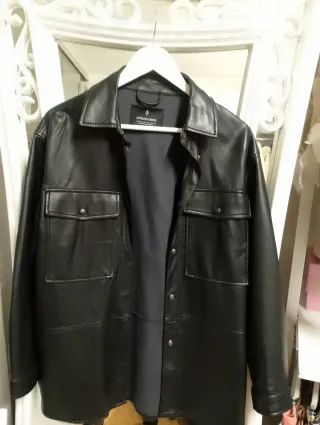 Chaqueta-camisa piel negra Stradivarius